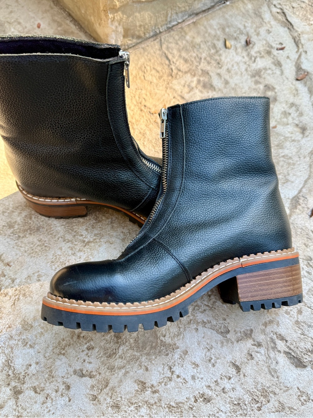 Bertuchi Women's Black Leather Zip Ankle Boots